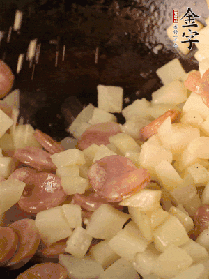 再放烤腸片煎熟。撒點(diǎn)鹽、孜然粉、辣椒面。