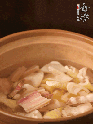 春筍、咸肉、咸肉一起入砂鍋，加姜片、料酒、清水大火煮沸到湯色變白。轉(zhuǎn)小火慢篤半小時(shí)。