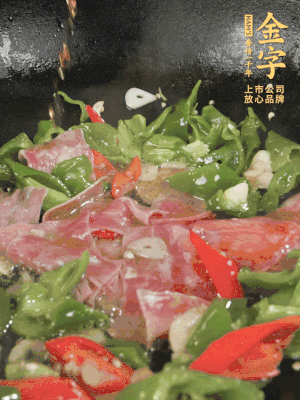 再下蒸炒火腿煸炒，加少許白糖提鮮。