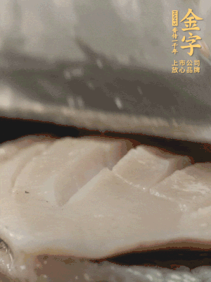 鮑魚用勺子撬出來，去掉內(nèi)臟和牙齒，加面粉、白醋、鹽、啤酒抓一下，清水洗凈，切花刀。