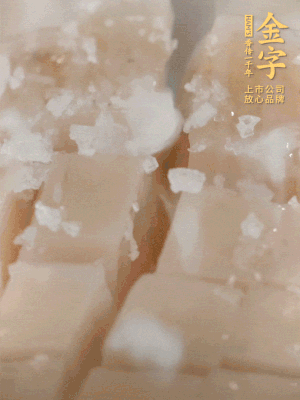 鮑魚中加點(diǎn)鹽、蠔油抓拌一下。