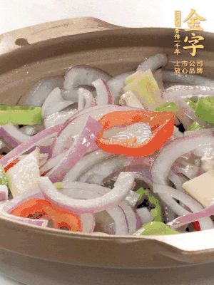 砂鍋底鋪上香菜，放上料頭，再放上焯過水的鮑魚殼。