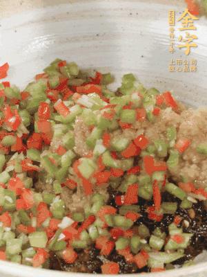 XO醬、蒜蓉醬、青紅椒粒攪拌成醬料。