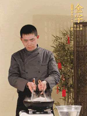 整只土雞冷水下鍋，加蔥姜、料酒焯水，撈出后用溫水清洗干凈。