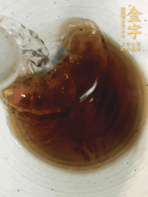 黃酒中加清水、蒸魚(yú)豉油、白砂糖混合均勻。