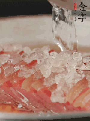 依舊放上冰糖100g、黃酒100g、水200g，鍋中再蒸15分鐘。