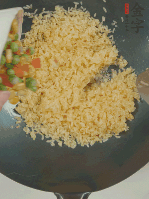 下豌豆粒、胡蘿卜粒、玉米粒。（買現(xiàn)成冷凍的雜菜即可，非常方便）