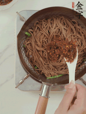 下蕎麥面，淋上少許醬油，加2勺金字火腿大師醬略翻炒即可。