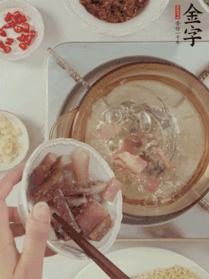 魷魚(yú)熱水下鍋，焯水備用。