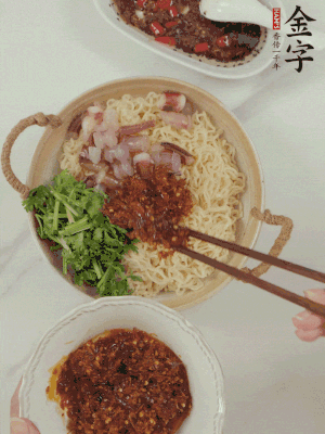 在面上鋪魷魚(yú)、香菜、金字火腿大師醬。