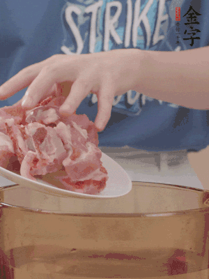 排骨剁小塊，加姜片、料酒沸水下鍋焯水。