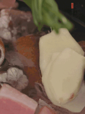 加姜片、蔥結(jié)、料酒。