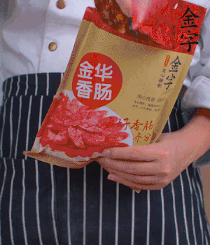 香腸切成斜片，小米辣切成斜片。