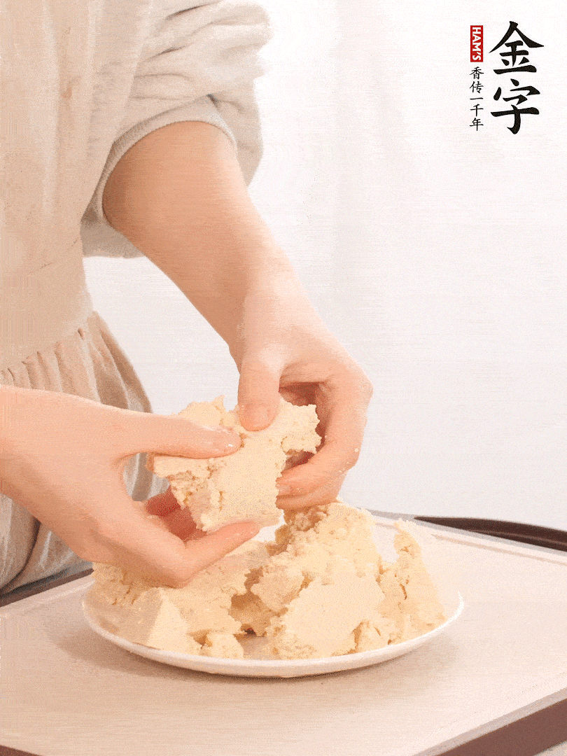 老豆腐用手掰成塊。