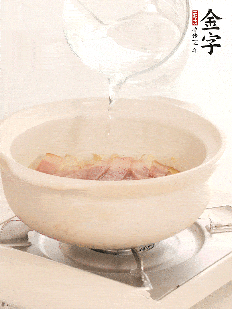 放入火腿片，加開水，再加入豆腐