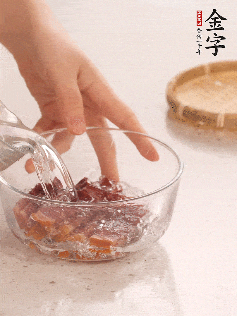 金字火腿切片，溫水泡5分鐘。