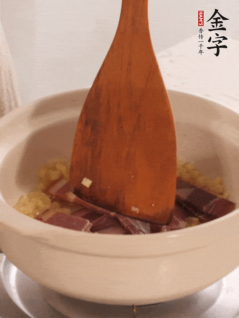 加熱水，加入白菜蓋上蓋子煨煮3分鐘。