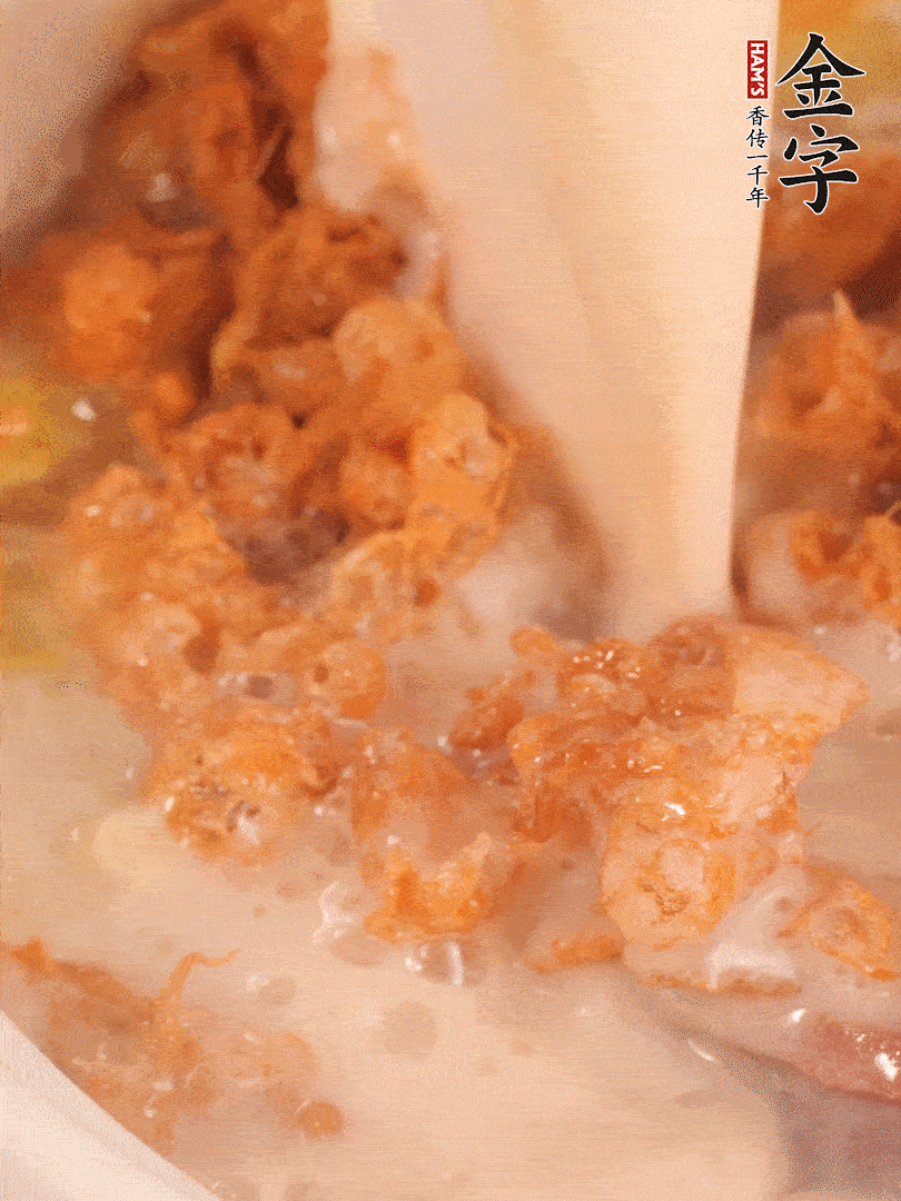 加入蛋酥再煨煮2分鐘，加入豆?jié){。