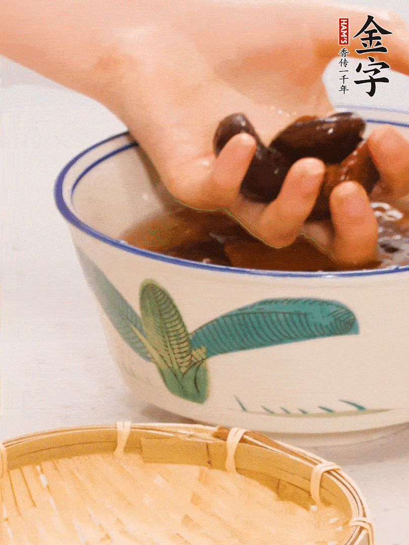 干香菇提前泡發(fā)切片，泡香菇水留著備用。