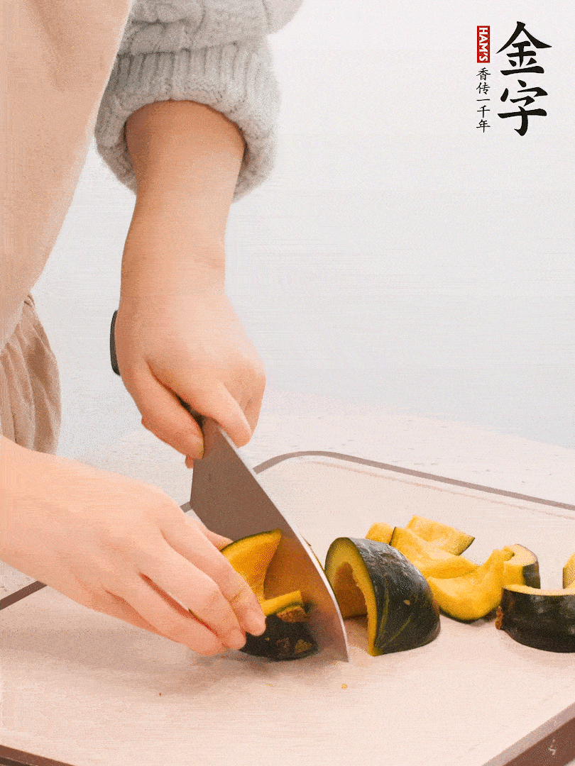 貝貝南瓜切小塊，生姜切成姜絲。