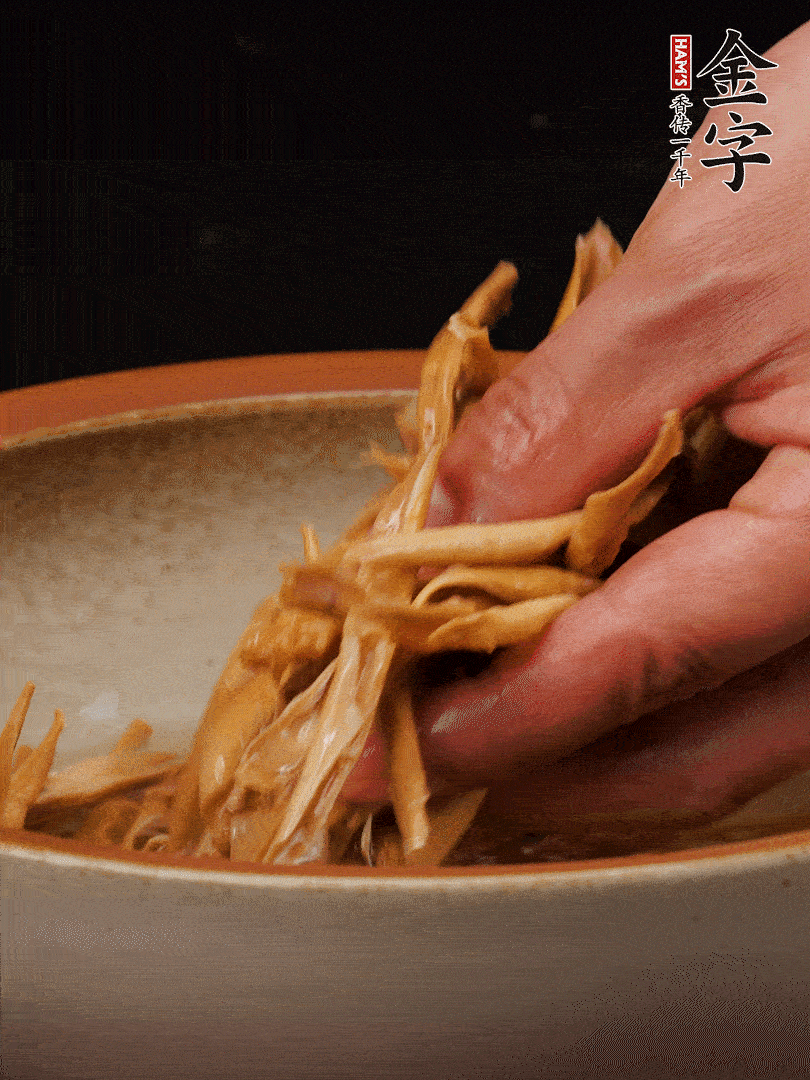 農(nóng)家土筍尖提前泡軟，用刀劃成細絲，這樣會更加入味。
