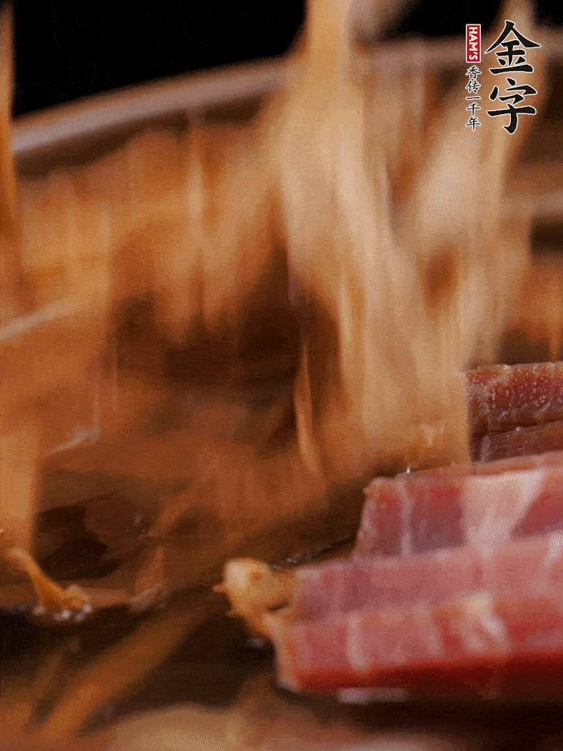 大筒骨、金字火腿、姜片、黃酒一起放入砂鍋，加筍干燉煮40分鐘。（如果家里有高壓鍋，用高壓鍋把高湯壓出來更鮮濃。）