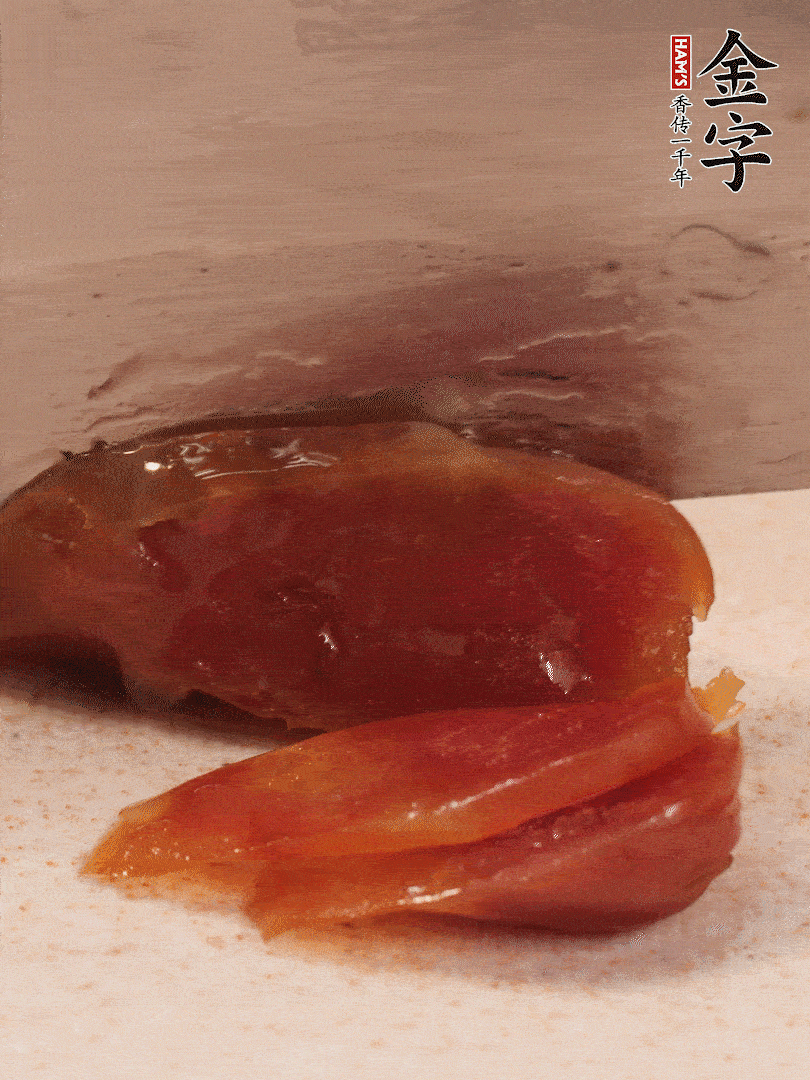 臘腸煮熟后，切薄片