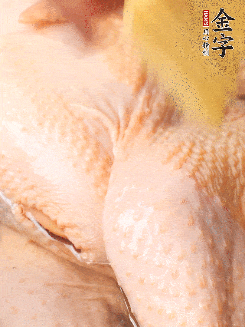 老母雞去頭去尾，斬去雞爪。冷水入鍋，加料酒、蔥姜焯水，煮出浮沫后撈出，用清水洗凈