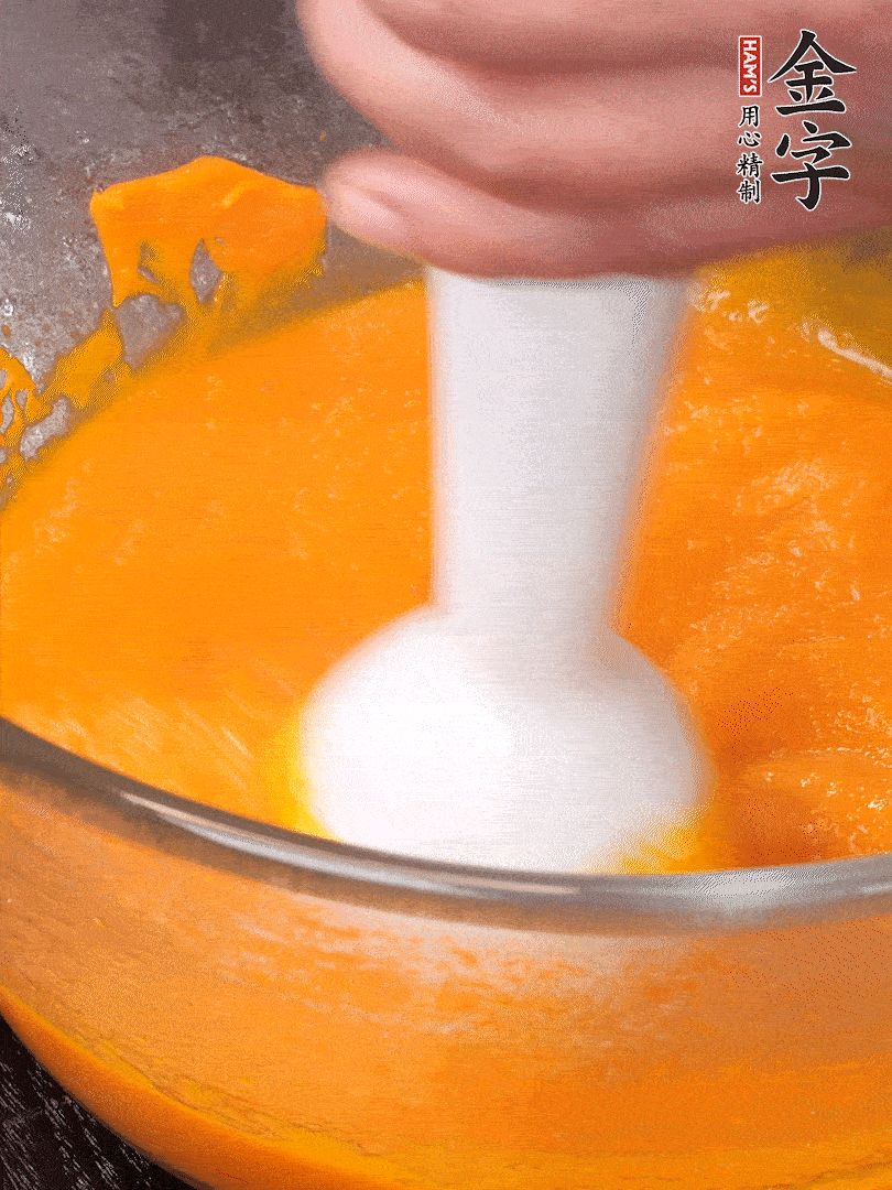 300g南瓜，去皮去瓤切滾刀塊，大火蒸8分鐘，料理機打成泥，篩網(wǎng)過篩成泥