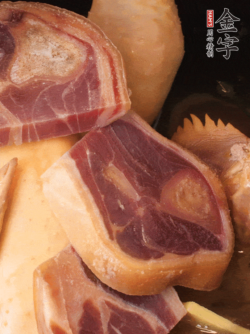 火踵、老母雞加蔥、姜、料酒、清水，大火燒開后轉(zhuǎn)小火，燉1小時