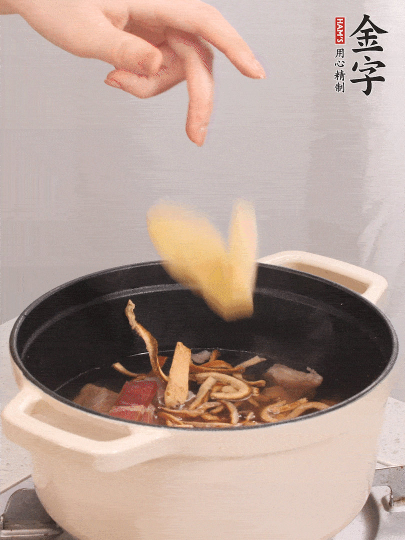 鍋中放牛腩、火腿，然后放入比食材多3倍的水；再放橘子皮、姜片、白胡椒粒燉煮90分鐘