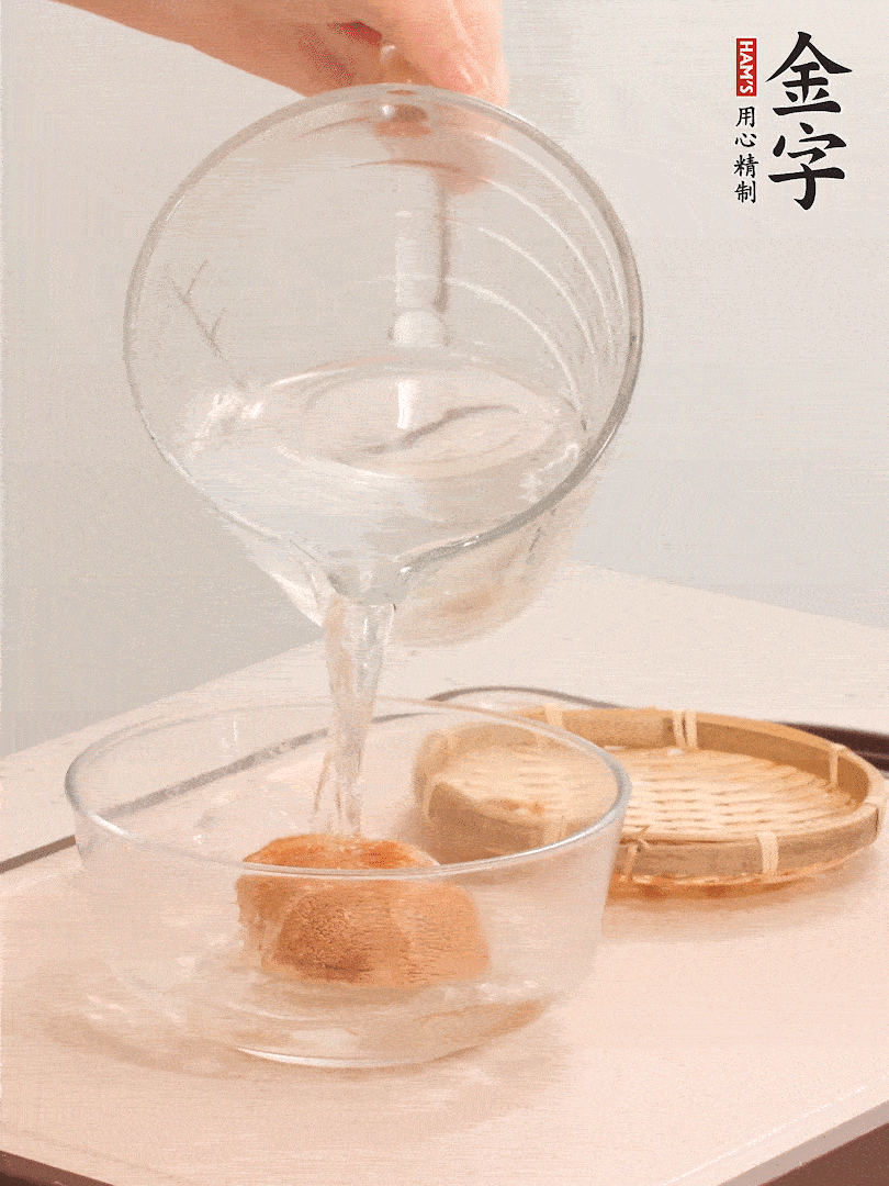 猴頭菇至少泡發(fā)半小時(shí)，將浸泡后的黃水?dāng)D干；