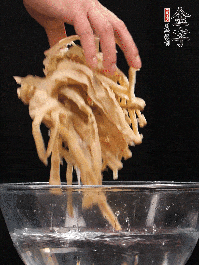 天目山筍干1把，清洗表面鹽分，用手撕成長(zhǎng)條