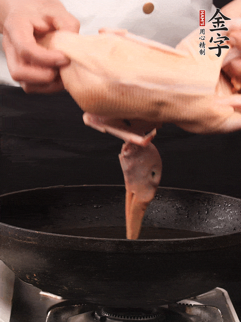 處理干凈的老鴨1只，黃酒小半碗，姜幾片，一起放入冷水，煮沸焯水3分鐘，去除血沫