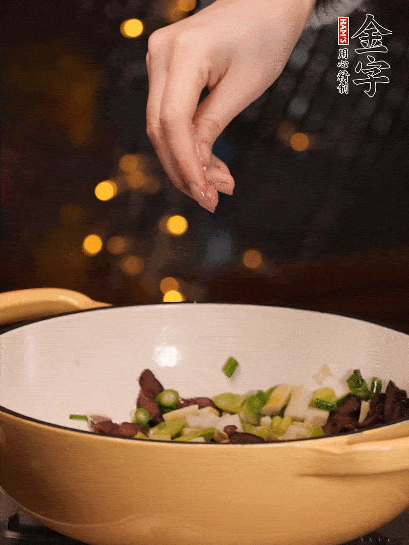 可以加點(diǎn)點(diǎn)水，再加菜苔，加點(diǎn)鹽、味精調(diào)味