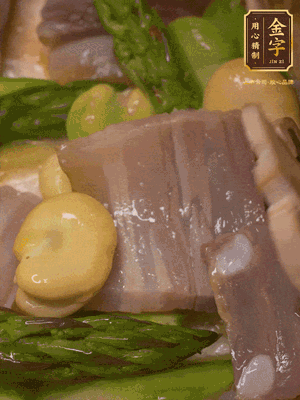 倒入熱水，燉煮10分鐘