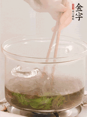 香椿焯水，變色后撈出，切成小段