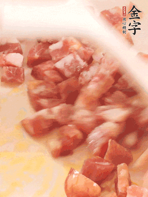 香腸炒出油脂，加入蠶豆煸炒