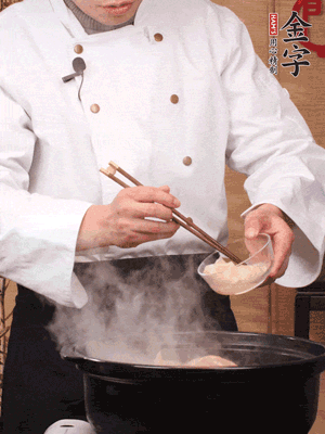 花膠、金湯放入鍋中小火再燉10分鐘