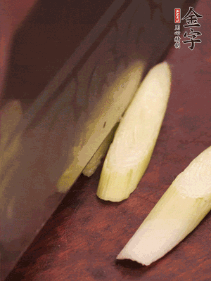 蒜白切小段，辣椒斜切圈
