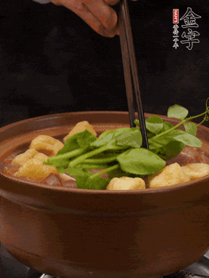 加筒骨煲的經(jīng)典配菜：金字土香腸、油豆腐、千張蓋上蓋子燜一會兒，耐心等候10分鐘。