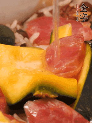倒入溫開水，水量高出米面一個指節(jié)。