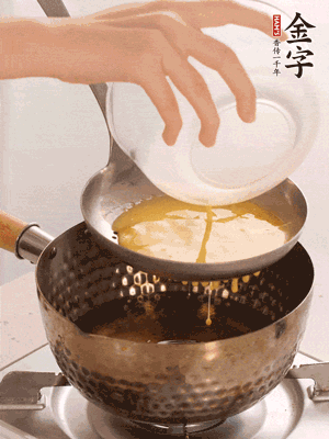 雞蛋過篩子倒入油鍋炸成蛋酥，瀝干油。