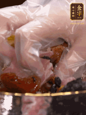 排骨洗凈后（蠔油、生抽、老抽、鹽、糖、淀粉、豆豉、蒜蓉、姜絲）腌制30分鐘