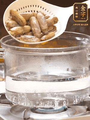 煮一鍋沸水，下蟶子汆燙30秒，撈出浸入冰水，取出蟶子肉