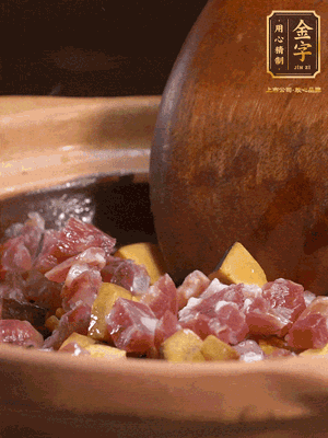 熱油下蒜片，倒入香腸丁、牛肝菌丁翻炒出香味