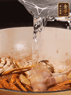 加料酒/花雕酒去腥，加入開水燜10分鐘左右