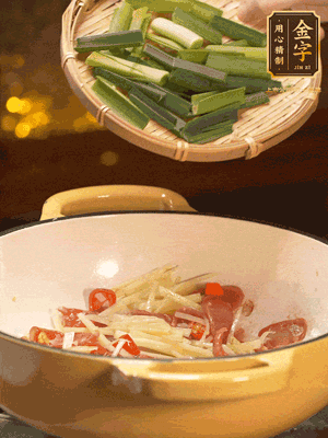 接著放蒜葉，來一點鹽，一點醬油調(diào)味翻勻