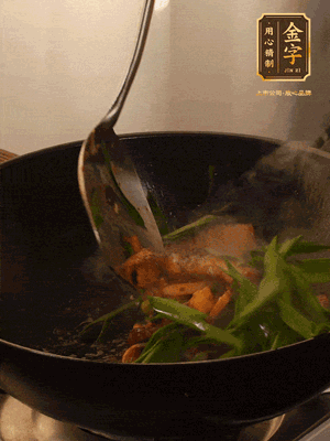 黃豆醬、鹽、糖調(diào)味，淋一圈花雕酒，蒜白先下，蒜葉后下