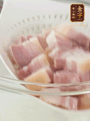 金字淡咸肉、排骨分別加料酒、蔥、姜冷水下鍋焯水，水開撇去浮沫撈出。